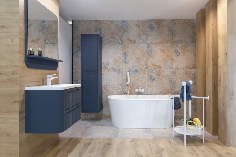 Wyraziste meble od razu przyciągną wzrok, dlatego ich tło powinno być bardziej stonowane, choć utrzymane w spójnym, pasującym odcieniu.