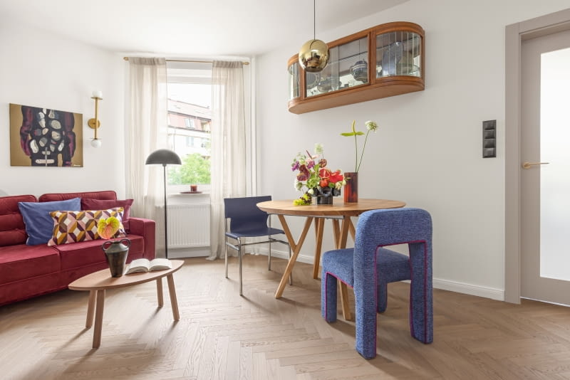 W salonie nowoczesne wyposażenie przeplata się z elementami inspirowanymi dawnymi epokami. Prawdziwą perełką jest oryginalna, przeszklona nadstawka z lat 50., w której domownicy eksponują swoją ulubioną ceramikę. W salonie nowoczesne wyposażenie przeplata się z elementami inspirowanymi dawnymi epokami. Prawdziwą perełką jest oryginalna, przeszklona nadstawka z lat 50., w której domownicy eksponują swoją ulubioną ceramikę.