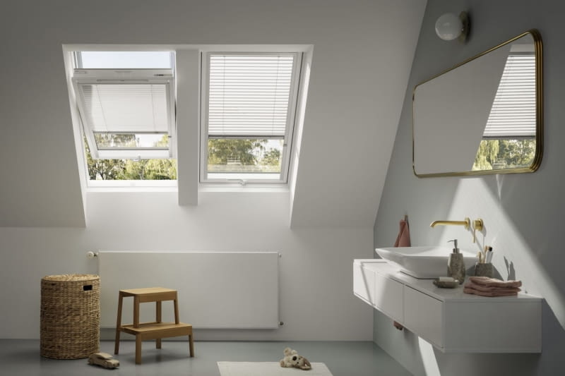 W łazience najlepiej sprawdzą się okna drewniano-poliuretanowe, które są odporne na wilgoć i nie wymagają czyszczenia