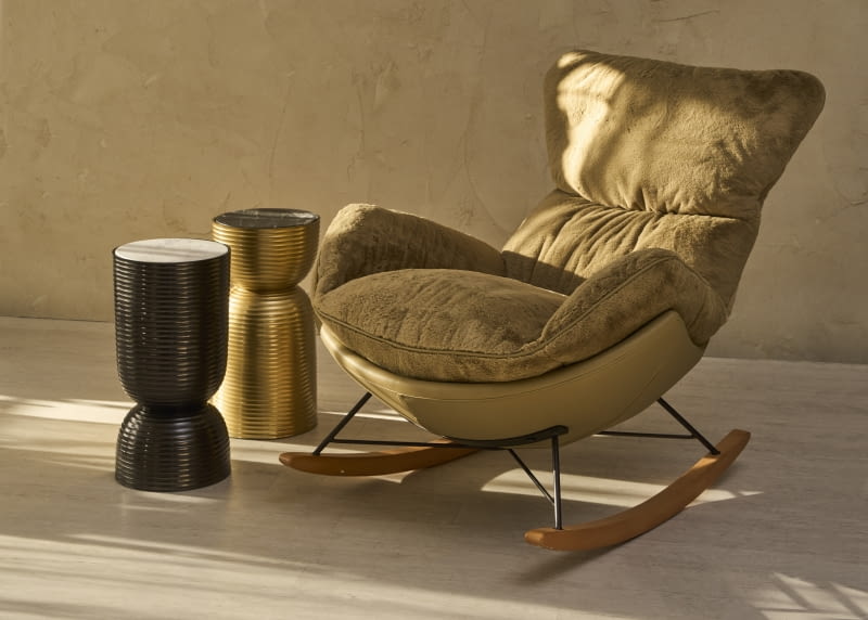 Miękkie siedzisko i wysokie oparcie fotela Comfy Urban Nomad czynią wypoczynek niezwykle wygodnym, zwłaszcza podczas bujania. Miękkie siedzisko i wysokie oparcie fotela Comfy Urban Nomad czynią wypoczynek niezwykle wygodnym, zwłaszcza podczas bujania.