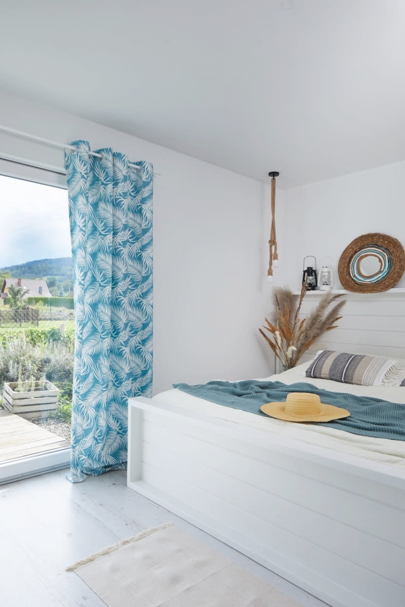 Sypialnia-pokój rodziców usytuowany na parterze ma osobne wyjście do ogrodu. Dzień można więc zacząć od postawienia bosej stopy na drewnianych deskach tarasu okalającego dom. Zwłaszcza w wiosenne i letnie poranki, spojrzenie na otaczające góry i zieleń ogrodu napawa spokojem i jest obietnicą dobrego dnia.