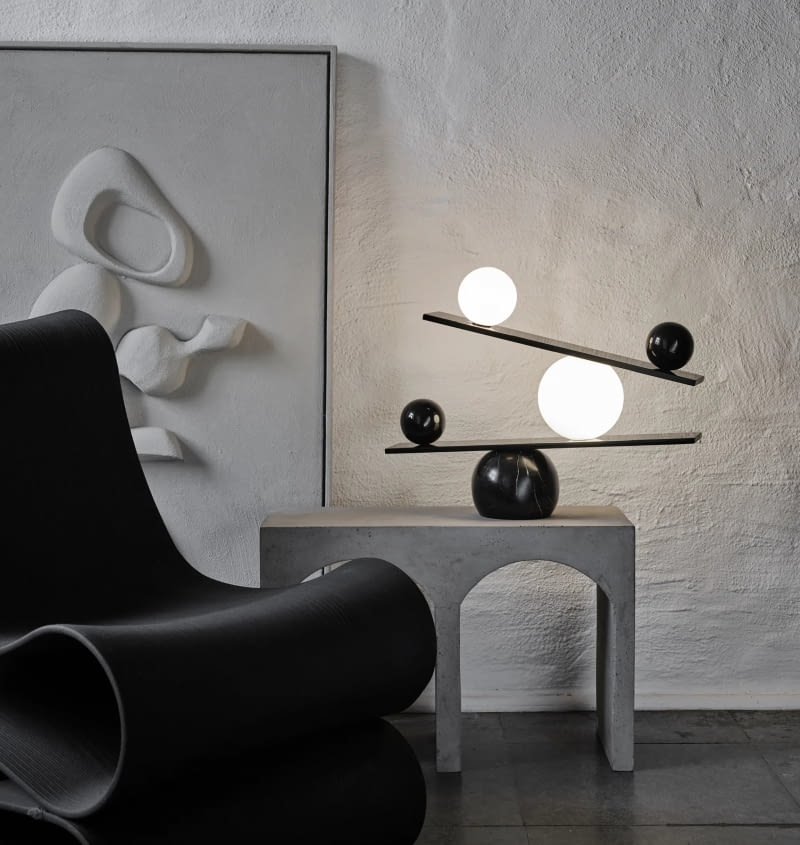 Lampa stołowa Balance od Oblure, wykonana ze stali z eleganckim wykończeniem i opalowymi dyfuzorami ze szkła. Zaprojektowana przez Victora Castanerę, 4690 zł.