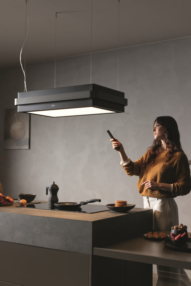 Nowoczesne okapy kuchenne coraz częściej oferują sterowanie dotykowe lub zdalne sterowanie za pomocą aplikacji mobilnej.
