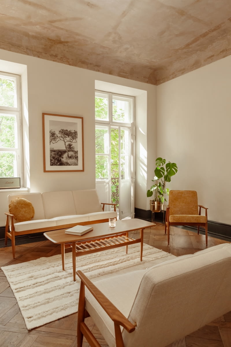 Długi stolik z serii Fox, z charakterystycznie zaoblonym blatem, to nowoczesne nawiązanie do klasycznego stolika Jamnik, 3690 zł.