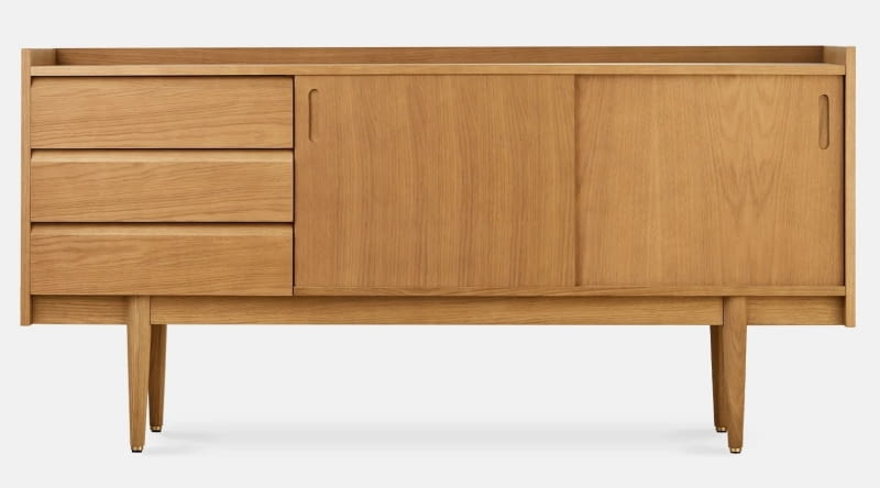 Długa Komoda 1050 - ma 3 szuflady oraz 2 pojemne półki ukryte za przesuwnymi drzwiami. Reedycja ikonicznego modelu z zestawu Sirius zaprojektowanego w 1962 roku, 8990 zł.