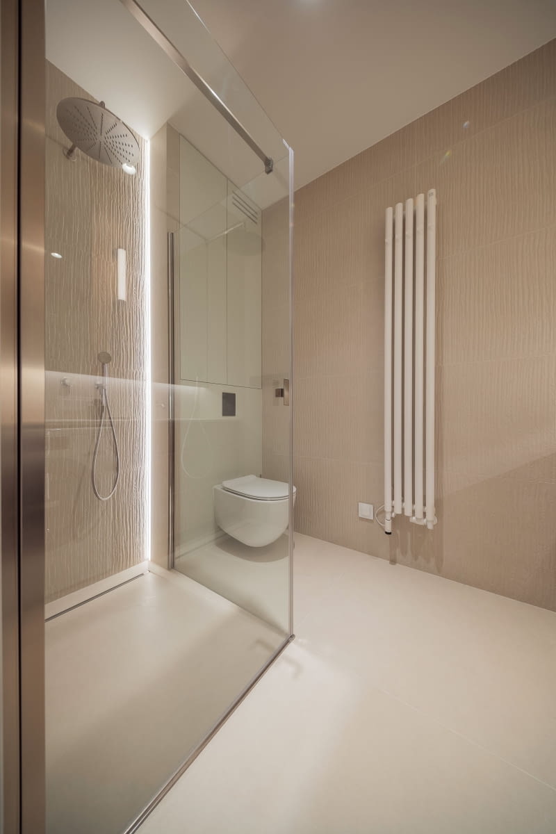 Całe wyposażenie łazienki zostało dostarczone przez interiorpark.pl. Zastosowano płytki Ceramiche Piemme z kolekcji Cement Vibes w formatach 60 x 120 oraz 120 x 120 cm. Wyposażenie dopełniają produkty włoskich marek: armatura od Neve i ceramika od Simas.