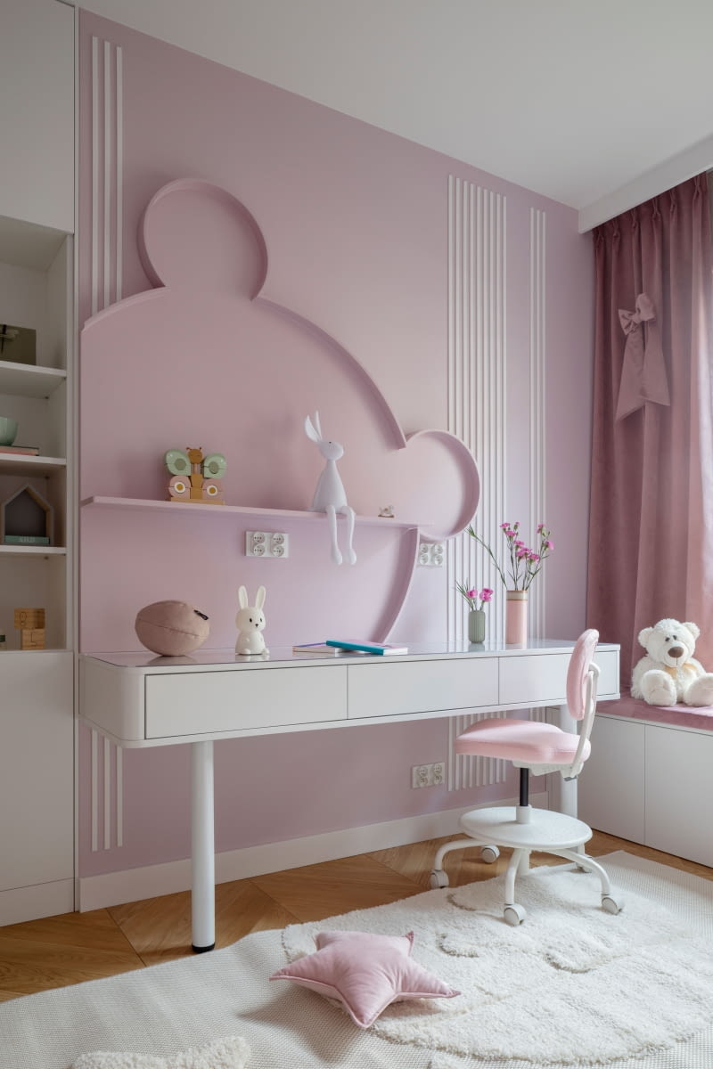 W pokoju kilkuletniej Amelki dominuje jasny róż w połączeniu z bielą. Barwy te dodają pomieszczeniu uroku delikatności i beztroskiego dzieciństwa. W pokoju kilkuletniej Amelki dominuje jasny róż w połączeniu z bielą. Barwy te dodają pomieszczeniu uroku delikatności i beztroskiego dzieciństwa.