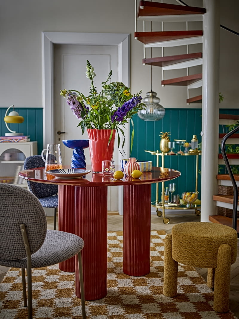 Czerwony stół Della podkreśla eklektycznie urządzoną jadalnię. To wnętrze ma być pełne energii, więc dobrano do niego krzesła w różnych kolorach. Czerwony stół Della podkreśla eklektycznie urządzoną jadalnię. To wnętrze ma być pełne energii, więc dobrano do niego krzesła w różnych kolorach.