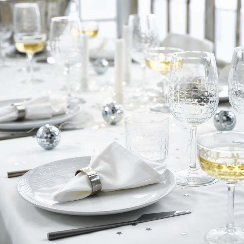 Dekorując stół, zadbaj o szczegóły, np. ułóż bombki i łańcuch ledowy. Nie może też zabraknąć serwet w eleganckich obrączkach. ikea.pl