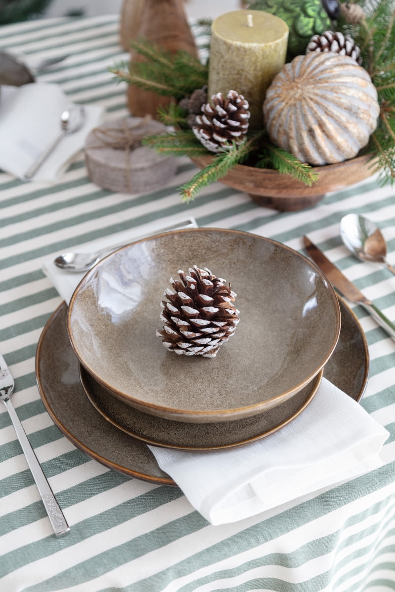 Wykorzystaj do dekoracji dary natury, np. szyszki. Dla ładniejszego efektu możesz pomalować je białą farbą, tak by wyglądały jak oszronione.