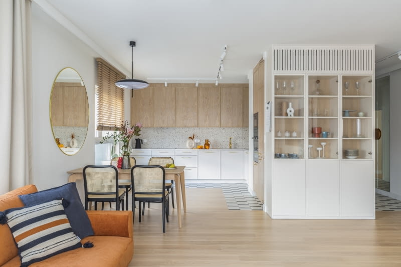 Najważniejsze przy projektowaniu salonu jest zachowanie proporcji i logiczny podział stref.