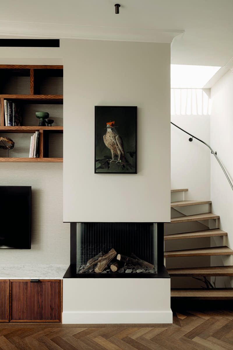 Drugie mieszkanie zlokalizowane jest w górnej części budynku i ma podobnie otwarty układ jak dwie dolne kondygnacje.