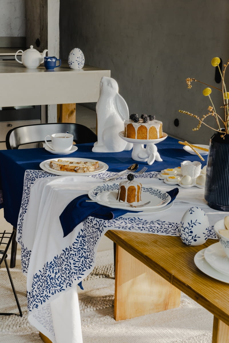 Bardziej stonowaną aranżację wielkanocną stworzysz, łącząc biel z kontrastującą, ale jednym kolorem, np. ciemnym odcieniem niebieskiego.