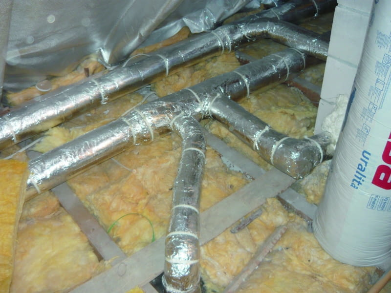 Przewody wentylacji mechanicznej, wykonane ze sztywnych kanałów stalowych typu spiro, ułożone na poddaszu należy koniecznie zaizolować