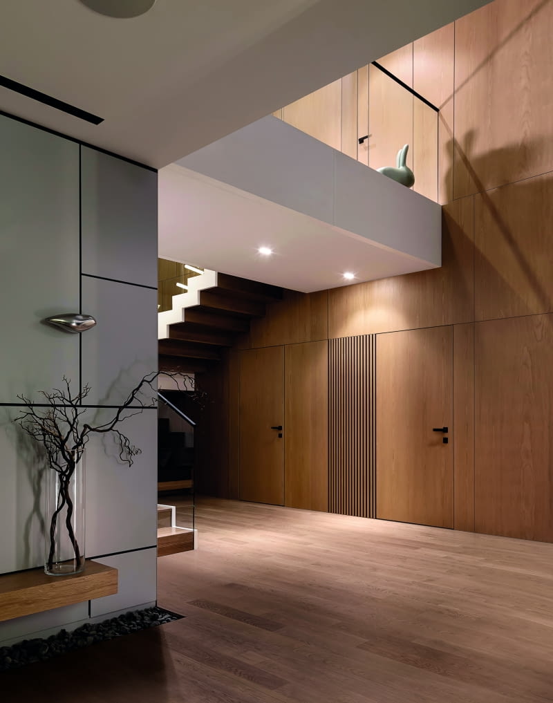 Rok 2026 wyraźnie pokazuje, że natura na dobre zadomowiła się we wnętrzach. Dotyczy to również drzwi inspirowanych naturalnym drewnem. Najczęściej pojawiają się ciepłe odcienie dębu, orzecha oraz naturalne brązy z delikatnym, widocznym usłojeniem.