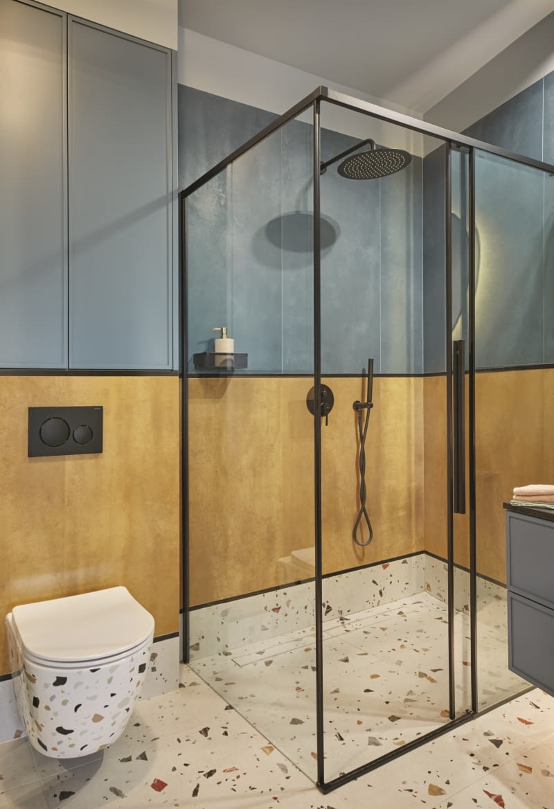 Łazienka dorastających synów jako, że znajduje się w strefie dziennej, miała nawiązywać intensywnością użytych materiałów wykończeniowych do pokoju dziennego i jednocześnie odpowiadać bardziej „męskim” potrzebom estetycznym młodych mężczyzn. Jest więc trochę surowa, ale z wyraźną porcją wesołości.