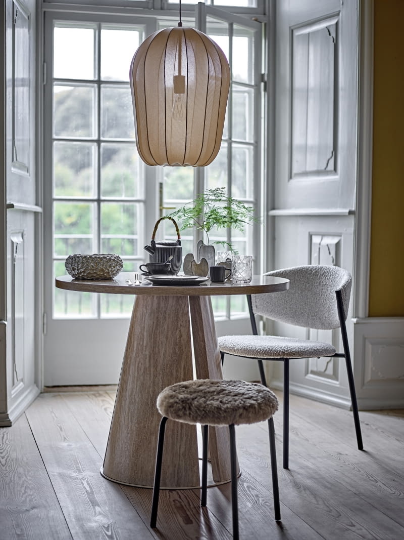 Stół Ames (Bloomingville), MDF, drewno, powierzchnia z wykończeniem imitującym trawertyn, śr. 90 cm, 3436zł, fabrykaform.pl Stół Ames (Bloomingville), MDF, drewno, powierzchnia z wykończeniem imitującym trawertyn, śr. 90 cm, 3436zł, fabrykaform.pl