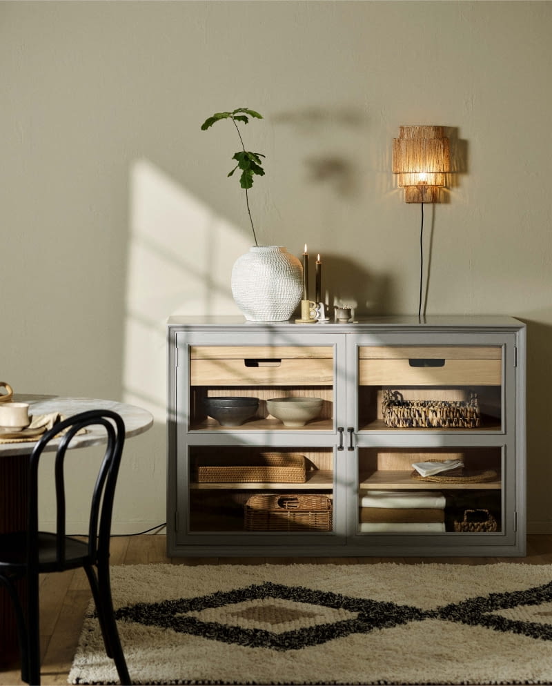 W szarej, klasycznej witrynie Viva wykończonej w środku fornirem pięknie wyróżniają się przedmioty ceramiczne i plecione z naturalnych włókien.