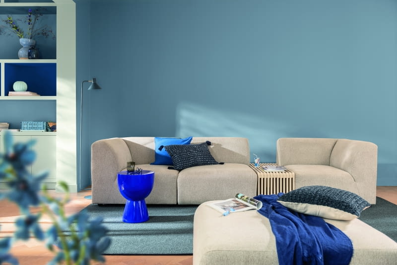 Jasne tony błękitu Atlantyckiej Mgły, kojarzone z wodą i niebem, łagodzą stres, wprowadzają świeżość, wrażenie czystości i lekkości. Jasne tony błękitu Atlantyckiej Mgły, kojarzone z wodą i niebem, łagodzą stres, wprowadzają świeżość, wrażenie czystości i lekkości.