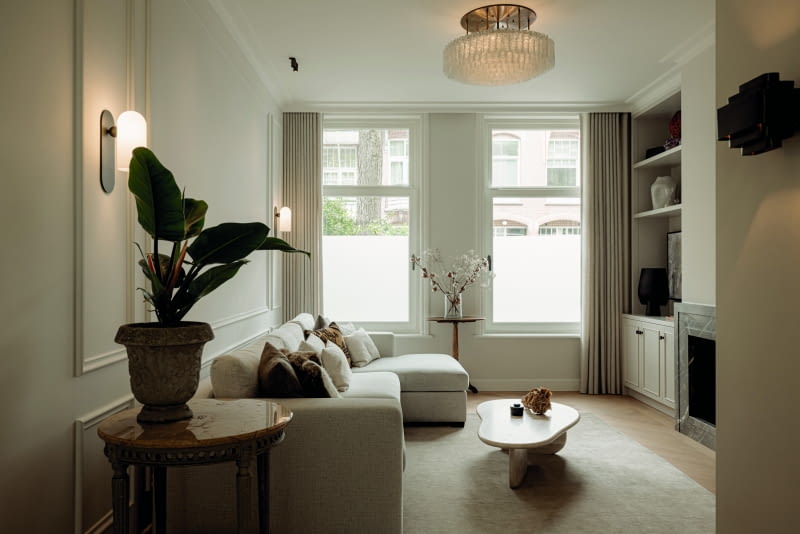 W swoich projektach obaj architekci opierają się na koncepcji subtelnej, jasnej kolorystyki i naturalnych materiałach, takich jak drewno i marmur.