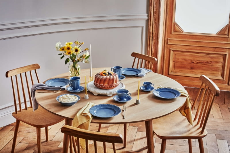 Ozdobą stołu jest zastawa. Do drewnianego mebla w stylu vintage warto wybrać klasyczną, ponadczasową porcelanę w nowej odsłonie, np. zestaw Biała Maria, ale nie w bieli, a w modnym, niebieskim kolorze.