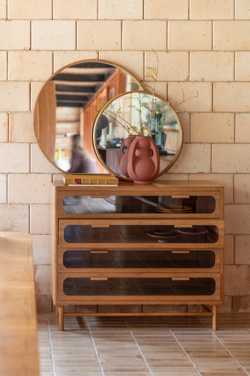 Sposób na ekspozycję ulubionego wazo-nu czy figurki – ustawienie na tle lustra, które pokaże unikalną formę przedmiotu z drugiej strony, tworząc ciekawszą, wielowarstwową kompozycję.