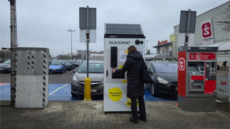 Warszawa z pierwszym Olejomatem - automat do zbiórki zużytego oleju stanął przed CH Wola Park
