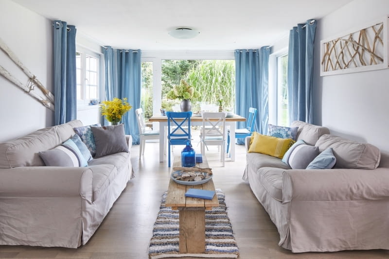 Pasją właścicieli, zwłaszcza Agnieszki – pomysłodawczyni ciągłych zmian w wystroju wnętrz, jest przerabianie mebli. Stół jadalniany powstał z przeróbki mebla z Ikei. Agnieszka pomalowała jego podstawę na biały kolor, a Szymon wykonał dla żony jej wymarzony blat ze starych, surowych desek. Latem przy stole stoją przemalowane na niebiesko krzesła, również kupione w Ikei. Ława i pieniek na trzech nogach to kolejne dzieła pana domu.