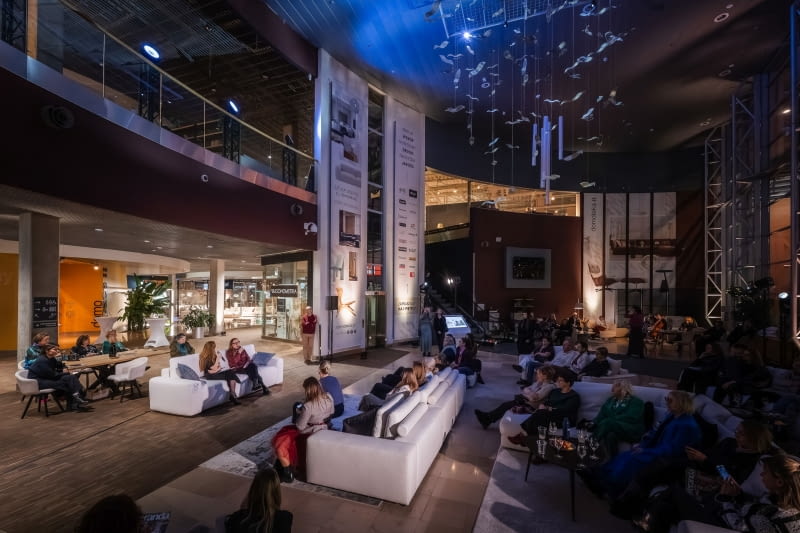 Szklana instalacja Edyty Barańskiej redefiniuje przestrzeń DOMOTEKI