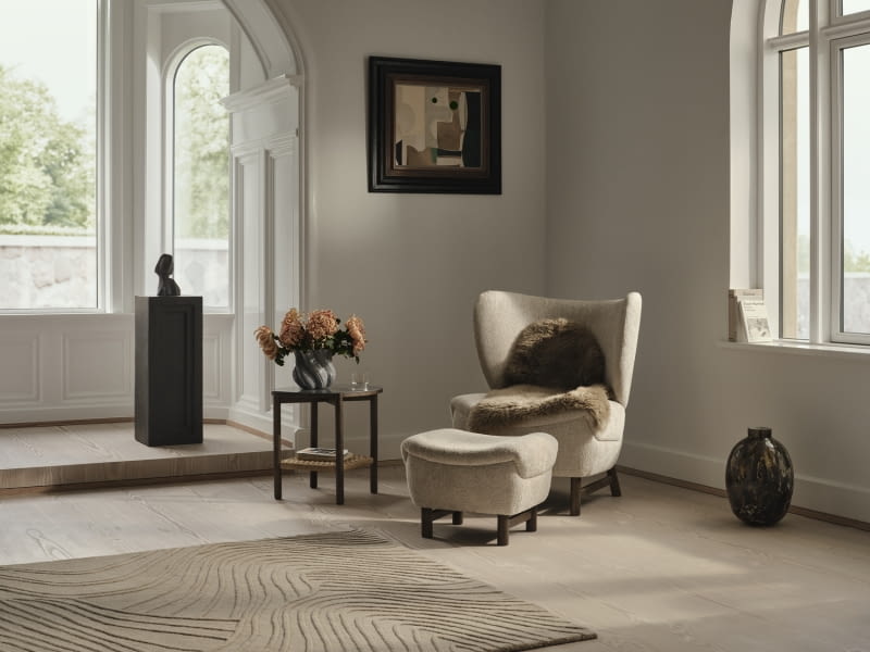 Stolik pomocniczy z ceramicznym blatem i fotel Catskills w tkaninie Lucca