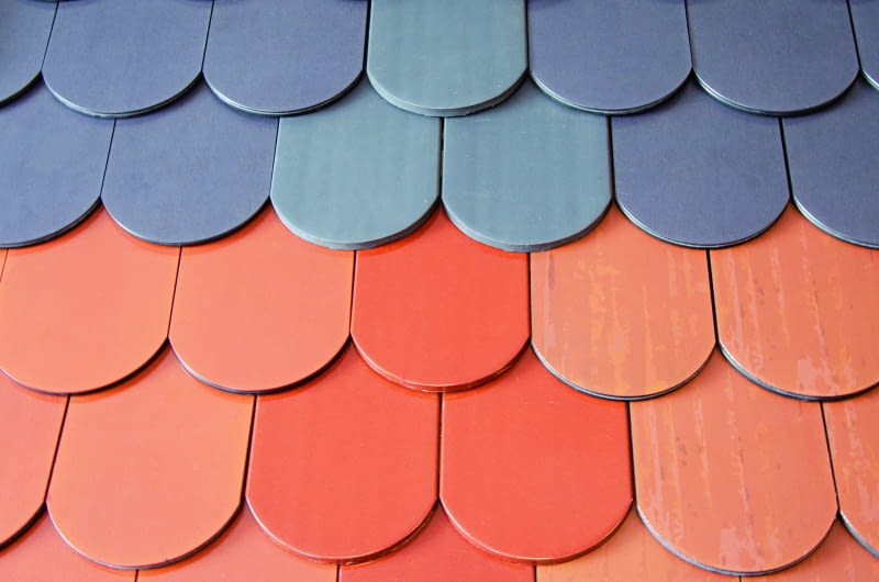 Dachówki solarne mają pewną cechę, która stawia je ponad innymi rozwiązaniami pobierania energii słonecznej – można ich użyć do pokrycia dachów zabytkowych budynków