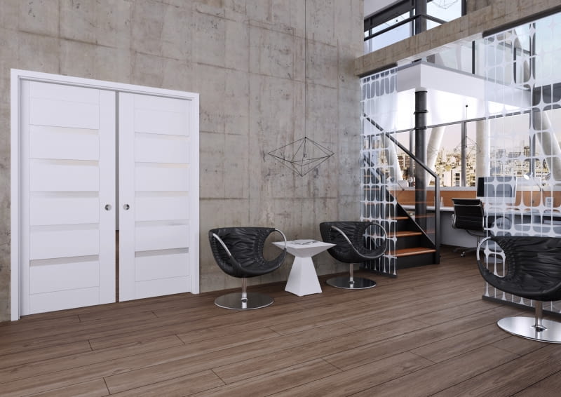 Drzwi przesuwne do zabudowy umożliwiają całkowite schowanie skrzydła w ścianie, co jest idealne dla osób ceniących minimalistyczny design.