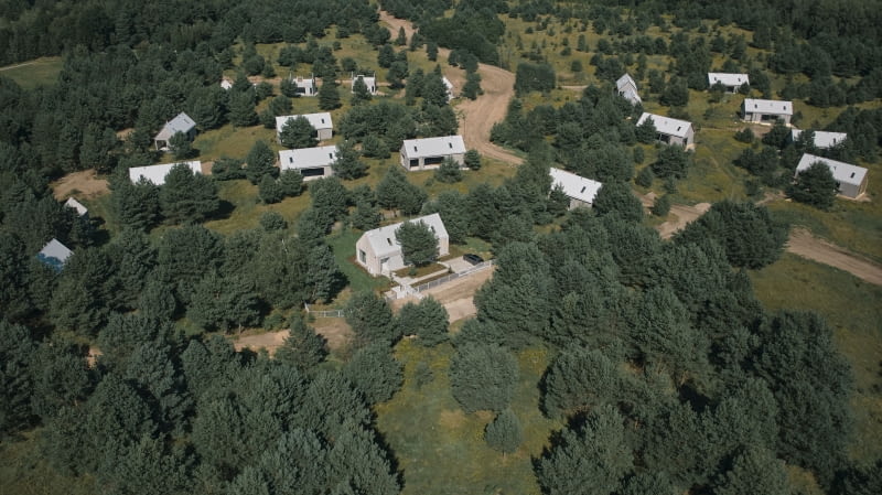 Układ roślinności i ścieżek oraz rozmieszczenie brył domów w całej inwestycji Kownatki Lake House całkowicie podporządkowano zastanym drzewom. Układ roślinności i ścieżek oraz rozmieszczenie brył domów w całej inwestycji Kownatki Lake House całkowicie podporządkowano zastanym drzewom.