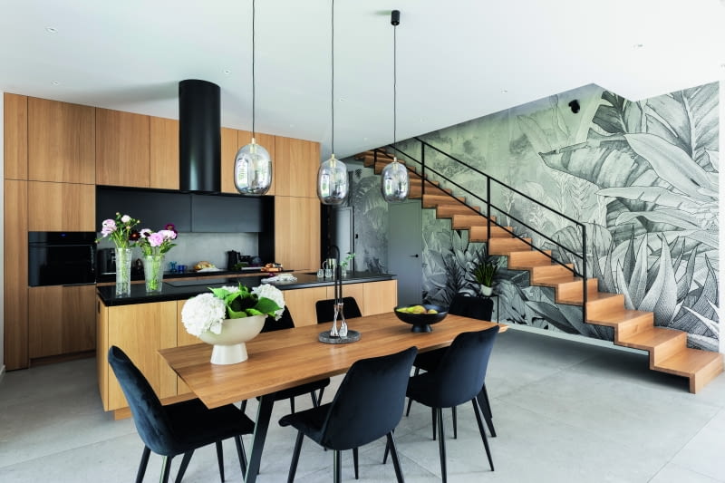 Uwaga! Adela jeszcze nie jadła kolacji – nieoczekiwana, wielkoformatowa tapeta w salonie może budzić skojarzenia choćby  z tą starą czechosłowacką komedią kryminalną... Zainteresowanych odsyłamy na odpowiednie serwisy lub do kin studyjnych...