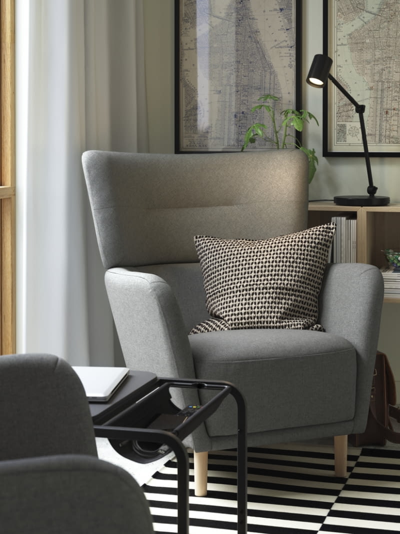 Uszak Oskarshamn osnuwa wygodą – wspiera lędźwie, daje oparcie ramionom i koi wysokim zagłówkiem.