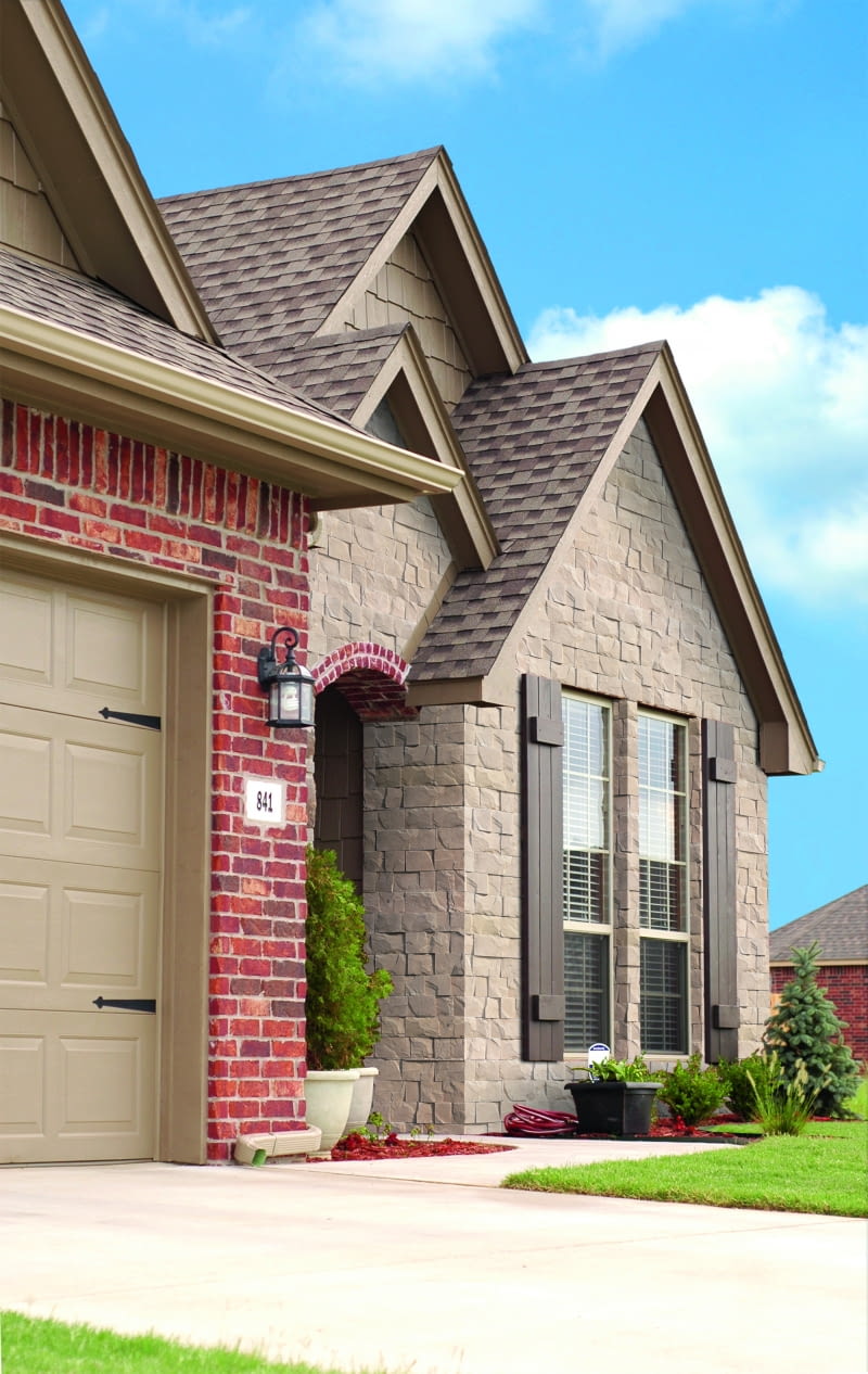 Kamień elewacyjny zawsze robi wrażenie.  Stanowi piękną, elegancką i ponadczasową  ozdobę domu. To doskonała, wytrzymała  i trwała alternatywa dla tynku