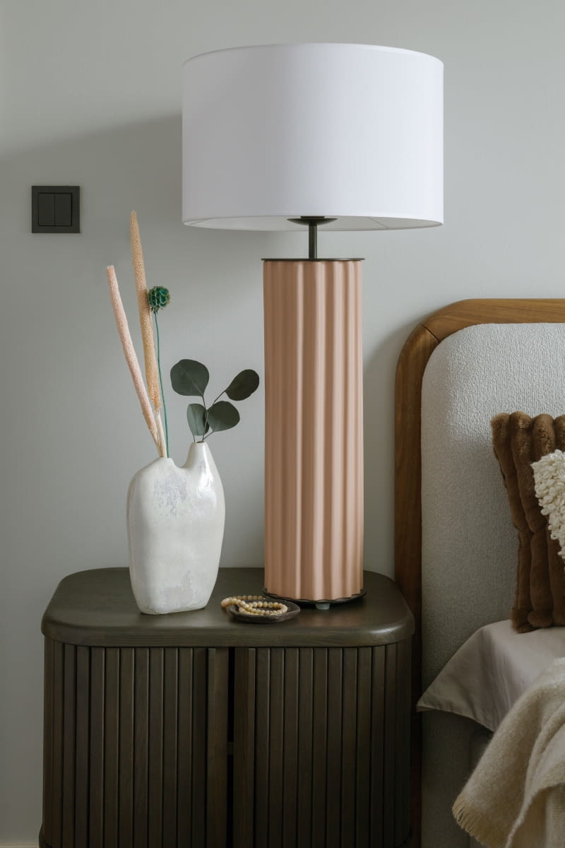 Starannie dobrane dodatki  – wazony, tekstylia oraz lampy z ceramiczną podstawą hiszpańskiego producenta Aromas del Campo dodają sypialnianej aranżacji elegancji i przytulności.