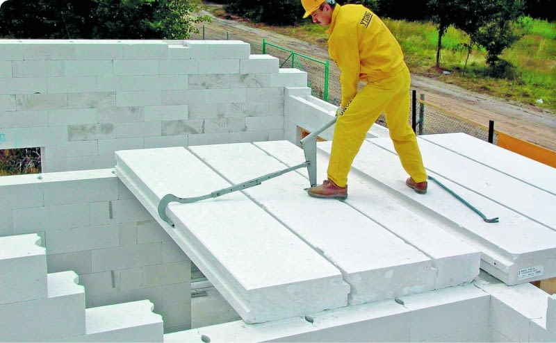 Montaż płyt z lekkiego betonu komórkowego przebiega podobnie jak płyt kanałowych. Ponadto ułatwiają go pióra i wpusty w podłużnych krawędziach płyt