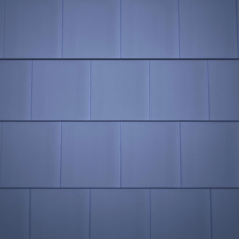 Fotowoltaiczne dachówki ceramiczne wyróżniają się estetycznym wyglądem i do złudzenia przypominają tradycyjne dachówki. Dotyczy to zarówno ich kształtu, jak i grubości, a także barwy