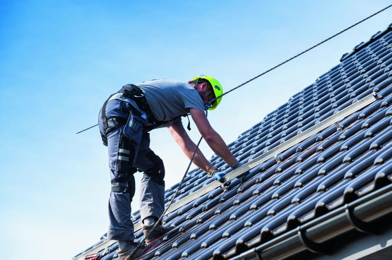 Na dachach stromych zwykle stosuje się aluminiowe lub stalowe szyny montażowe, dostosowane do rodzaju pokrycia i mocowane do krokwi specjalnymi uchwytami