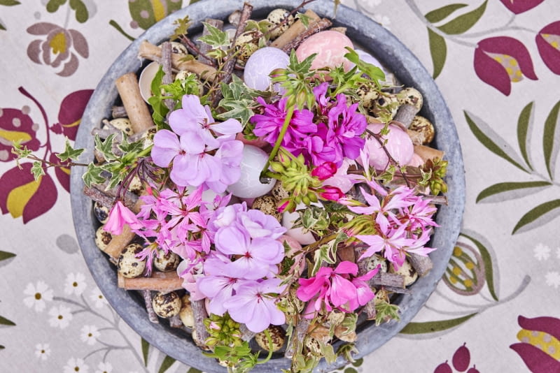 DIY: wazoniki ze skorupek jajek z pelargoniami – szybka dekoracja wielkanocnego stołu
