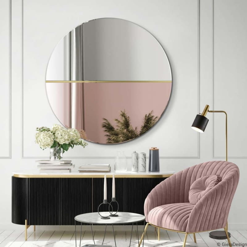 Okrągłe lustro Demi ujęte w ramę ze sztukaterii eksponuje elegancką komodę, nad którą zawisło. Rozjaśnia wnętrze i dodaje mu lekkości.