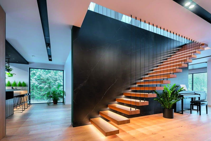 Czy to jeszcze zwykłe schody wiodące na piętro, czy już eksponat sztuki nowoczesnej, w efektowny  sposób „wycinający″ w powietrzu stopień po stopniu odrealnioną przestrzeń, unoszącą się gdzieś  do nieba? Gra światłem i iluzja lekkości ujęte zostały jednak w solidną i bezpieczną konstrukcję