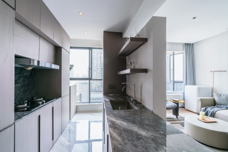 Przestronne mieszkanie z wanną w sypialni