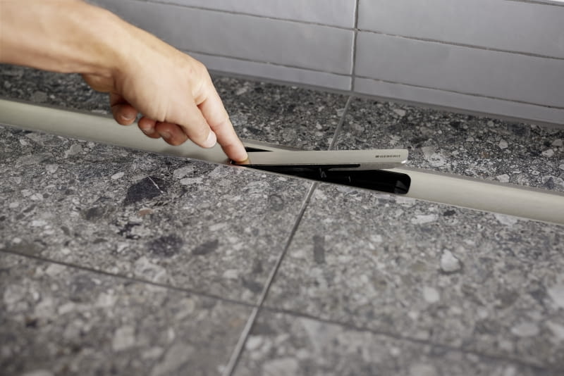 Gładki profil przykrywający Geberit CleanLine30 zapobiega osadzaniu się zanieczyszczeń i można go łatwo wyjąć jednym naciśnięciem.