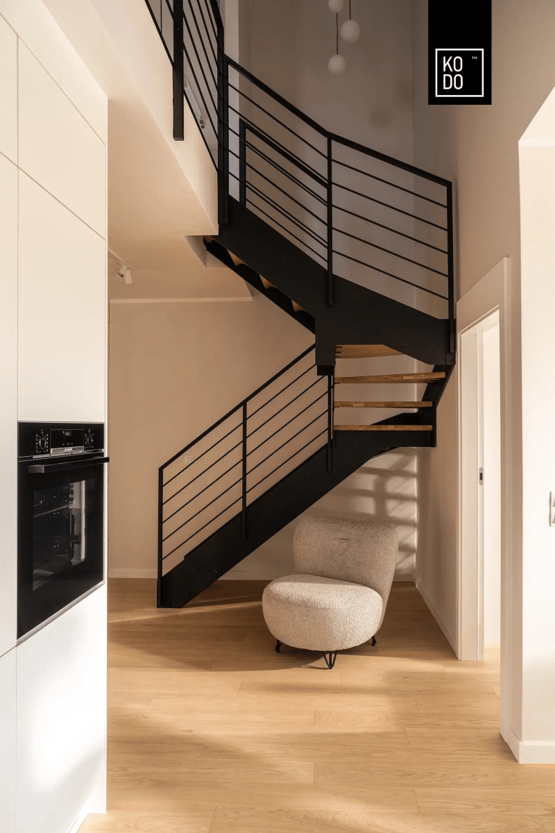 Minimalistyczne dwupoziomowe mieszkanie