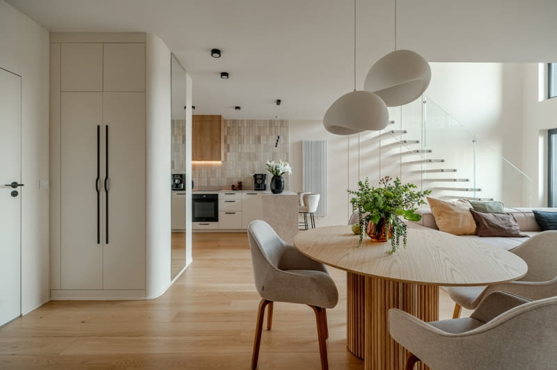 Przestrzeń w dialogu z otoczeniem – apartament nad Jeziorem Zegrzyńskim