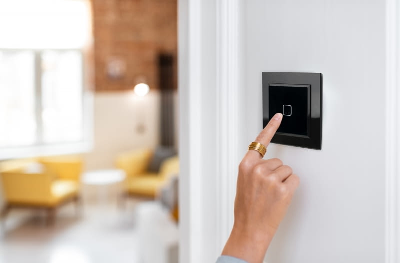 Łączniki dotykowe oraz modele z funkcją sterowania zarówno dotykiem, jak i za pomocą sieci Wi-Fi łączą komfort, bezpieczeństwo i energooszczędność Osprzęt elektroinstalacyjny