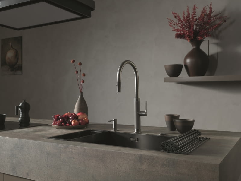 Bateria w kolorze antracytu doskonale komponuje się z różnymi stylami kuchni. Dzięki swojej neutralności współgra z innymi barwami i materiałami, jak stal nierdzewna czy beton.