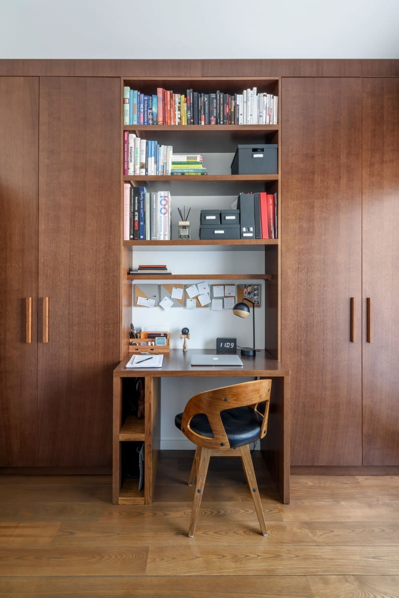 Płaszczyzny drzwi szafy pokrywa tapeta Col&Son Ardmore, o wzórze Narina, który stanowi geometryczną interpretację ptasich piór. Kameralny klimat tworzą ustawione na tak egzotycznym tle, odnowione, kupione w sklepie fotelkowo.pl, dwa fotele z lat 60. i nieduży teakowy stolik z meblezindonezji.pl.